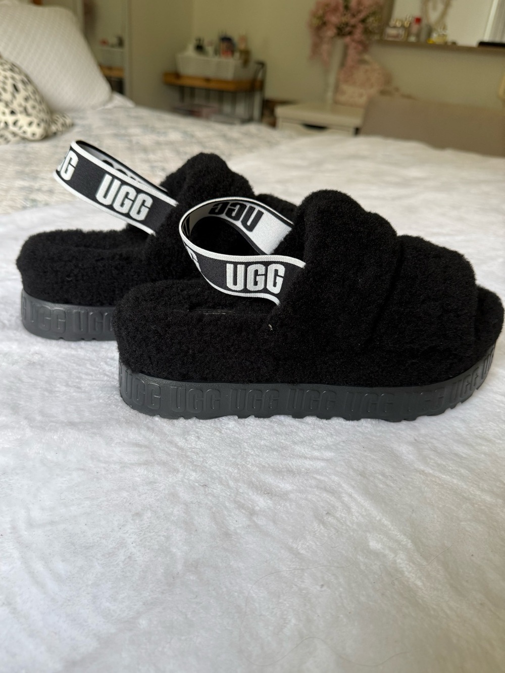 UGG Platform Fluffita Slippers Black - Picture 2 of 5